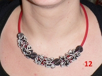 12 collier rouge
