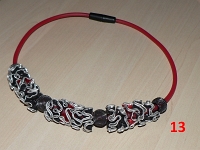 13 collier rouge