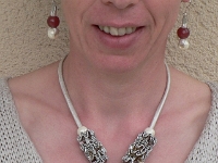 17 collier rouge boucle